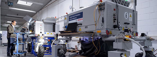 Agrarrobotik bei Bosch – neuer Helfer in der Pflanzenzucht: Die Zentrale Forschung und Vorausentwicklung von Bosch arbeitet unter anderem an dem neuen Agrarroboter Bonirob. Seine Sensoren erkennen verschiedene Pflanzen und machen unter anderem eine automatisierte Unkrautbekämpfung möglich. Professor Amos Albert entwickelt das System zusammen mit seinen Kollegen in Renningen bei Stuttgart. Agrarrobotik bei Bosch – neuer Helfer in der Pflanzenzucht: Die Zentrale Forschung und Vorausentwicklung von Bosch arbeitet unter anderem an dem neuen Agrarroboter Bonirob. Seine Sensoren erkennen verschiedene Pflanzen und machen unter anderem eine automatisierte Unkrautbekämpfung möglich. Professor Amos Albert entwickelt das System zusammen mit seinen Kollegen in Renningen bei Stuttgart.