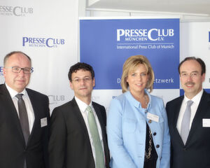 Gruppenbild mit Dame: Die neue Führungsriege von HPE in Deutschland präsentiert sich im Presseclub München (vlnr): Michael Eberhardt (VP Central Region Enterprise Services), Ulrich Seibold (Geschäftsbereichsleiter indirekter Vertrieb und Serviceprovider), Angelika Gifford (Vice President Software) und Heiko Meyer (VP Enterprise Group Deutschland) Gruppenbild mit Dame: Die neue Führungsriege von HPE in Deutschland präsentiert sich im Presseclub München (vlnr): Michael Eberhardt (VP Central Region Enterprise Services), Ulrich Seibold (Geschäftsbereichsleiter indirekter Vertrieb und Serviceprovider), Angelika Gifford (Vice President Software) und Heiko Meyer (VP Enterprise Group Deutschland)