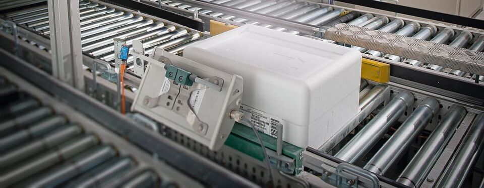 Ein Code, ausgelesen über Scanner, verrät den Maschinen in der automatisierten Produktion, wie das Produkt zusammengesetzt wird – bis zur Verpackung und in Losgröße 1. Dazu wird die individuelle Bedienungsanleitung geliefert. Ein Code, ausgelesen über Scanner, verrät den Maschinen in der automatisierten Produktion, wie das Produkt zusammengesetzt wird – bis zur Verpackung und in Losgröße 1. Dazu wird die individuelle Bedienungsanleitung geliefert.