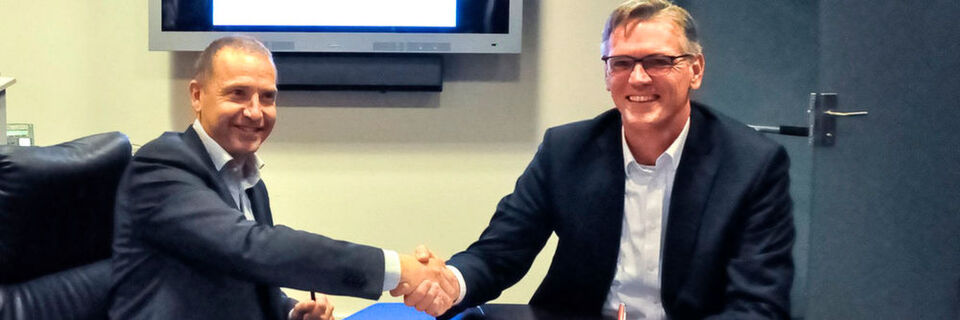 Frank Brand, Geschäftsführer von ICTroom (l), und Wim Los, Senior VP Technology Transformation Services bei Atos (r), haben soeben die Allianzvereinbarung unterzeichnet. Frank Brand, Geschäftsführer von ICTroom (l), und Wim Los, Senior VP Technology Transformation Services bei Atos (r), haben soeben die Allianzvereinbarung unterzeichnet.