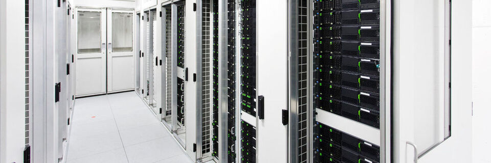 Das Virtualisierung kann Fujitsu seinen Kunden SAP HANA in einer Private Cloud anbieten, aus einem Rechenzentrum in Deutschland. Das Virtualisierung kann Fujitsu seinen Kunden SAP HANA in einer Private Cloud anbieten, aus einem Rechenzentrum in Deutschland.