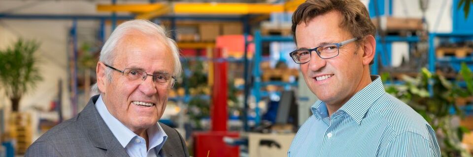 Bernhard (l.) und Johannes (r.) Oswald in der Montage der Oswald Elektromotoren. Das Unternehmen ist einer der führenden Torquemotorenhersteller von 100 Nm aufwärts. 2017 erhielt das Unternehmen für seine Motoren den deutschen Umweltpreis. Bernhard (l.) und Johannes (r.) Oswald in der Montage der Oswald Elektromotoren. Das Unternehmen ist einer der führenden Torquemotorenhersteller von 100 Nm aufwärts. 2017 erhielt das Unternehmen für seine Motoren den deutschen Umweltpreis.
