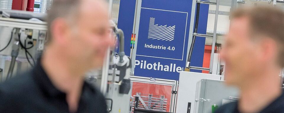 Bereits im Jahr 2020 sollen bis zu 50 Mrd. Geräte im Internet eingebunden sein – angefangen beim einzelnen Sensor bis hin zur kompletten Maschine oder Fabrik. Und alle liefern ungeheuere Mengen Daten. Bereits im Jahr 2020 sollen bis zu 50 Mrd. Geräte im Internet eingebunden sein – angefangen beim einzelnen Sensor bis hin zur kompletten Maschine oder Fabrik. Und alle liefern ungeheuere Mengen Daten.