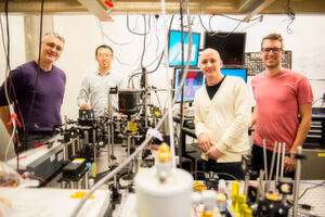 Das Forschungsteam der University of Washington (von links nach rechts): Peter Pauzauskie, Xuezhe Zhou, Bennett Smith, Matthew Crane und Paden Roder (nicht im Bild) entwickelten die erste Lasermethode, die es erlaubt, Flüssigkeiten tiefzukühlen. Das Forschungsteam der University of Washington (von links nach rechts): Peter Pauzauskie, Xuezhe Zhou, Bennett Smith, Matthew Crane und Paden Roder (nicht im Bild) entwickelten die erste Lasermethode, die es erlaubt, Flüssigkeiten tiefzukühlen.