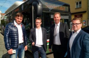 Bei der Vorstellung des öffentlichen WLANs und der Pressefahrt in Augsburg: Stefan Köhler, Projektleiter Stadtwerke Augsburg/swa; Martin Eckardt, Projektleiter Stahl Computertechnik; Dr. Walter Casazza, Geschäftsführer Stadtwerke Augsburg; Fabian Stahl, eschäftsführer Stahl Computertechnik (v.l.n.r.). Bei der Vorstellung des öffentlichen WLANs und der Pressefahrt in Augsburg: Stefan Köhler, Projektleiter Stadtwerke Augsburg/swa; Martin Eckardt, Projektleiter Stahl Computertechnik; Dr. Walter Casazza, Geschäftsführer Stadtwerke Augsburg; Fabian Stahl, eschäftsführer Stahl Computertechnik (v.l.n.r.).