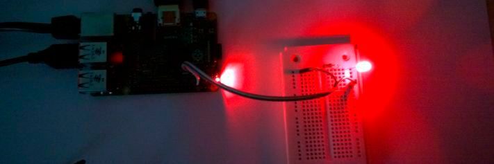 Conrad Adventskalender Raspberry Pi: 1. Kalendertürchen – Steckbrett, LED, Widerstand, Verbindungskabel bringen eine LED zum Leuchten Conrad Adventskalender Raspberry Pi: 1. Kalendertürchen – Steckbrett, LED, Widerstand, Verbindungskabel bringen eine LED zum Leuchten