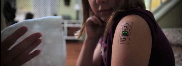 Leiterplatten als temporäre Tattoos: Ein Verbund an Biosensoren, einem Mikrocontroller und einem Bluetooth-Low-Energie-Modul wird mittels leitfähiger Tinte zu einem geschlossenen System verbunden und auf die Haut geklebt. Leiterplatten als temporäre Tattoos: Ein Verbund an Biosensoren, einem Mikrocontroller und einem Bluetooth-Low-Energie-Modul wird mittels leitfähiger Tinte zu einem geschlossenen System verbunden und auf die Haut geklebt.