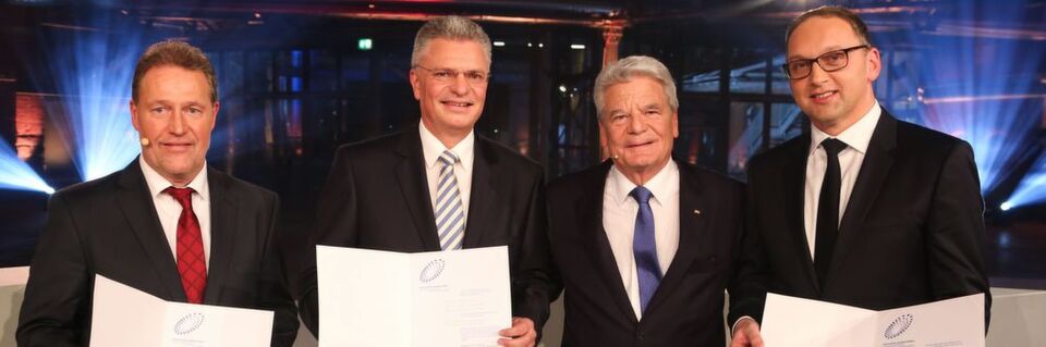 Von Bundespräsident Joachim Gauck in den „Kreis der Besten“ aufgenommen: Dipl.-Ing. (FH) Peter Sander (Airbus Operations GmbH, Hamburg), Prof. Dr.-Ing. Claus Emmelmann (LZN Laser Zentrum Nord GmbH, Hamburg) und Dipl.-Ing. (FH) Frank Herzog (Concept Laser GmbH, Lichtenfels) (v.l.n.r). Von Bundespräsident Joachim Gauck in den „Kreis der Besten“ aufgenommen: Dipl.-Ing. (FH) Peter Sander (Airbus Operations GmbH, Hamburg), Prof. Dr.-Ing. Claus Emmelmann (LZN Laser Zentrum Nord GmbH, Hamburg) und Dipl.-Ing. (FH) Frank Herzog (Concept Laser GmbH, Lichtenfels) (v.l.n.r).