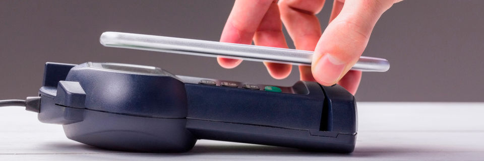 Andere Länder machen es vor: Bargeldloses Bezahlen mit NFC-fähigen Smartphones muss Standard werden – auch an deutschen Kassen. Andere Länder machen es vor: Bargeldloses Bezahlen mit NFC-fähigen Smartphones muss Standard werden – auch an deutschen Kassen.