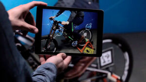 Ein Beispiel für Augmented Reality: Das Tablet zeigt das reale Bike wie eine Kamera, aber ergänzt um zusätzliche Informationen – mithilfe von Vuforia. Ein Beispiel für Augmented Reality: Das Tablet zeigt das reale Bike wie eine Kamera, aber ergänzt um zusätzliche Informationen – mithilfe von Vuforia.