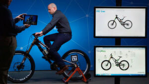 Das reale Bike wird sowohl im Dashboard als auch in der CAD-Software PTC Creo gespiegelt. Das reale Bike wird sowohl im Dashboard als auch in der CAD-Software PTC Creo gespiegelt.