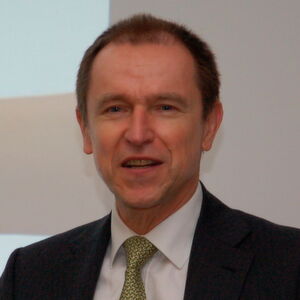 Dr. Klaus-Dieter Rosenbach, Vorstand Logistiksystemgeschäft bei Jungheinrich: „Mit dem neuen Gerät setzt Jungheinrich wieder einmal den Benchmark in der Branche.“ Dr. Klaus-Dieter Rosenbach, Vorstand Logistiksystemgeschäft bei Jungheinrich: „Mit dem neuen Gerät setzt Jungheinrich wieder einmal den Benchmark in der Branche.“