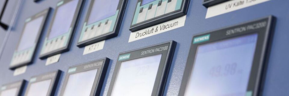 Die Messung von elektrischen Energiedaten wie Spannungen, Strömen, Leistungen, Energiewerten und Frequenzen erfolgt direkt über Messgeräte aus dem Siemens Sentron-Portfolio. Die Messung von elektrischen Energiedaten wie Spannungen, Strömen, Leistungen, Energiewerten und Frequenzen erfolgt direkt über Messgeräte aus dem Siemens Sentron-Portfolio.