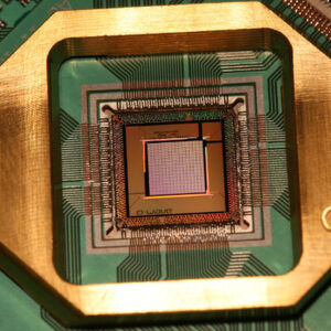 Foto eines Quantencomputer-Chips, hergestellt von D-Wave Systems. Foto eines Quantencomputer-Chips, hergestellt von D-Wave Systems.