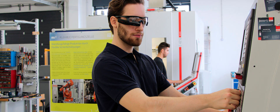 Im EU-Projekt „Facts4Workers“ arbeiten 15 europäische Forschungspartner an den Arbeitsplätzen in der Fabrik der Zukunft. Im EU-Projekt „Facts4Workers“ arbeiten 15 europäische Forschungspartner an den Arbeitsplätzen in der Fabrik der Zukunft.