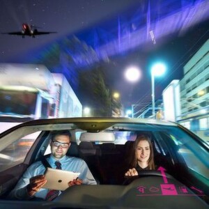 Vernetztes Leben und Arbeiten auch im Auto: Auf dem Weg zum Flughafen wird ein Parkplatz reserviert und das Hotelzimmer gebucht, während der Mitfahrer noch das Ende des Fussballspiels live verfolgt. Clouddienste geben unterwegs Auskunft zu Restaurants in der Nähe oder günstige Angebote bei der nächsten Tankstelle. Auch der nächste Termin zur Inspektion ist bereits bestätigt. Vernetztes Leben und Arbeiten auch im Auto: Auf dem Weg zum Flughafen wird ein Parkplatz reserviert und das Hotelzimmer gebucht, während der Mitfahrer noch das Ende des Fussballspiels live verfolgt. Clouddienste geben unterwegs Auskunft zu Restaurants in der Nähe oder günstige Angebote bei der nächsten Tankstelle. Auch der nächste Termin zur Inspektion ist bereits bestätigt.