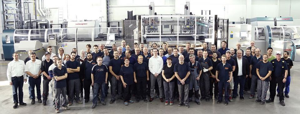 Die Belegschaft von Garant Productions vor der neuen Salvagnini-Maschine Die Belegschaft von Garant Productions vor der neuen Salvagnini-Maschine