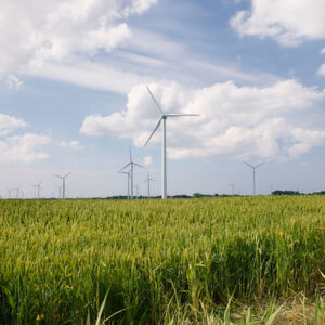 Die Stromerzeugung aus Erneuerbaren Energien wird sich im Zeitraum 2012 bis 2040 etwa verdreifachen, so die Prognosen der Internationalen Energie Agentur IEA. Das Problem dabei: Wind und Sonne sind volatil. Die Energiemengen, die sie zur Verfügung stellen, richten sich nicht nach dem aktuellen Bedarf, sondern unterliegen starken Schwankungen. Um zukünftig große Energiemengen aus erneuerbaren Ressourcen speichern zu können, werden flexible Stromspeicher wie die Redox-Flow-Batterie benötigt. Die Stromerzeugung aus Erneuerbaren Energien wird sich im Zeitraum 2012 bis 2040 etwa verdreifachen, so die Prognosen der Internationalen Energie Agentur IEA. Das Problem dabei: Wind und Sonne sind volatil. Die Energiemengen, die sie zur Verfügung stellen, richten sich nicht nach dem aktuellen Bedarf, sondern unterliegen starken Schwankungen. Um zukünftig große Energiemengen aus erneuerbaren Ressourcen speichern zu können, werden flexible Stromspeicher wie die Redox-Flow-Batterie benötigt.