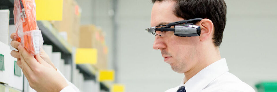 Bechtle benutzt Smart Glasses im Logistikzentrum in Neckarsulm. Bechtle benutzt Smart Glasses im Logistikzentrum in Neckarsulm.