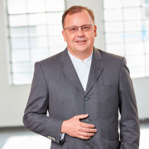 Francisco-Javier Bähr: „Mit dem Projekt in Dietzenbach verfügen wir über eine wahre Perle in der logistikaffinen Region. Umso mehr freut es mich, dass wir gerade hier die erste Logistikimmobilie der Fore Group realisieren können. Mit unserem erfahrenen Team werden wir für eine Punktlandung im Zeit- und Kostenplan sorgen und Storopack die Anlage termingerecht übergeben.“ Francisco-Javier Bähr: „Mit dem Projekt in Dietzenbach verfügen wir über eine wahre Perle in der logistikaffinen Region. Umso mehr freut es mich, dass wir gerade hier die erste Logistikimmobilie der Fore Group realisieren können. Mit unserem erfahrenen Team werden wir für eine Punktlandung im Zeit- und Kostenplan sorgen und Storopack die Anlage termingerecht übergeben.“