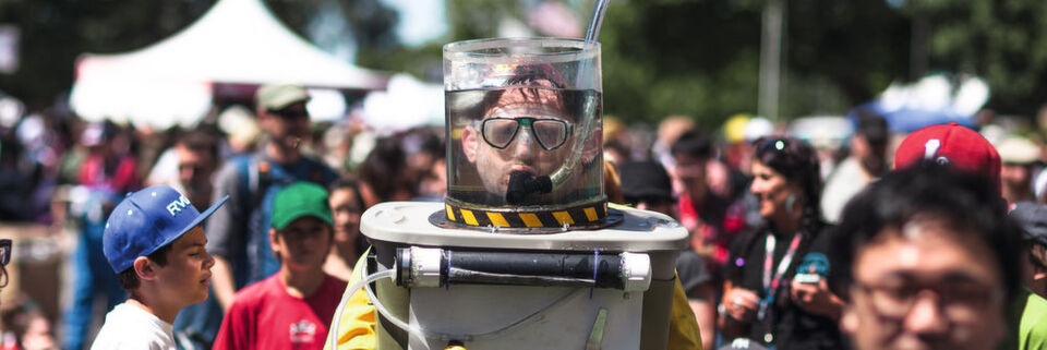 So wie dieser junge Mann sehen nur wenige Maker aus. Sie sind keine Freaks, sie sind technikbegeisterte Menschen. So wie dieser junge Mann sehen nur wenige Maker aus. Sie sind keine Freaks, sie sind technikbegeisterte Menschen.