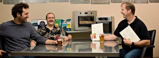 Die Unternehmensgründer von PicoBrew: Avi Geiger, Jim Mitchell und CEO Bill Mitchell. Im Hintergrund der Bierbrau-Automat Zymatic. Die Unternehmensgründer von PicoBrew: Avi Geiger, Jim Mitchell und CEO Bill Mitchell. Im Hintergrund der Bierbrau-Automat Zymatic.
