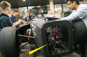 ACE unterstützt Studenten des HAWKS Racing e. V. der Hochschule für angewandte Wissenschaften Hamburg mit Industriegasfedern für die Pedalen im Cockpit. Diese lassen den Fahrer trotz der Erschütterungen aus dem Fahrbetrieb die gewünschte Pedalposition konstanter halten und stabilisieren zudem den Fahrerfuß in fahrkritischen Situationen ACE unterstützt Studenten des HAWKS Racing e. V. der Hochschule für angewandte Wissenschaften Hamburg mit Industriegasfedern für die Pedalen im Cockpit. Diese lassen den Fahrer trotz der Erschütterungen aus dem Fahrbetrieb die gewünschte Pedalposition konstanter halten und stabilisieren zudem den Fahrerfuß in fahrkritischen Situationen