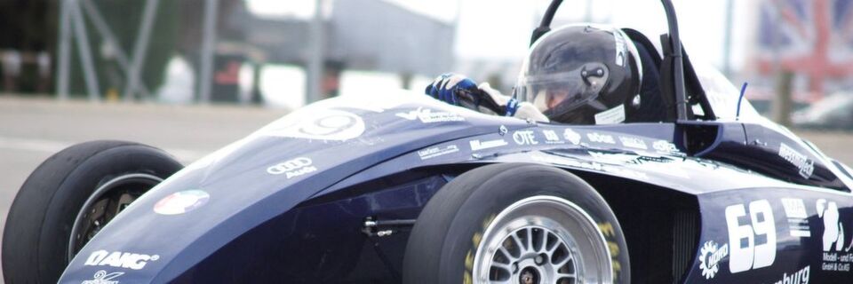 Das Hawks Racing Team der Hochschule für angewandte Wissenschaften Hamburg nutzt Industriegasfedern für die Pedale im Cockpit ihres Formel Student Rennwagens. Das Hawks Racing Team der Hochschule für angewandte Wissenschaften Hamburg nutzt Industriegasfedern für die Pedale im Cockpit ihres Formel Student Rennwagens.