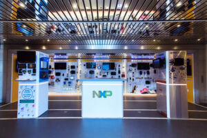 Innenansicht der mobilen NXP-Ausstellung: Auch Partnerprojekte wie das BBC microBit sowie Lösungne von Kooperationen mit Arrow, EBV oder Green Hills werden gezeigt. Innenansicht der mobilen NXP-Ausstellung: Auch Partnerprojekte wie das BBC microBit sowie Lösungne von Kooperationen mit Arrow, EBV oder Green Hills werden gezeigt.