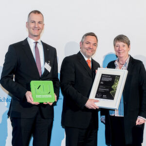 (v.l.n.r.): Markus Rarbach, Leiter Start-up Business Project Biofuels & Derivatives (Clariant), und Andre Koltermann, Leiter Group Biotechnology (Clariant), nahmen von Bundesumweltministerin Barbara Hendricks den Deutschen Innovationspreis für Klima und Umwelt in der Kategorie Prozessinnovation entgegen. (v.l.n.r.): Markus Rarbach, Leiter Start-up Business Project Biofuels & Derivatives (Clariant), und Andre Koltermann, Leiter Group Biotechnology (Clariant), nahmen von Bundesumweltministerin Barbara Hendricks den Deutschen Innovationspreis für Klima und Umwelt in der Kategorie Prozessinnovation entgegen.