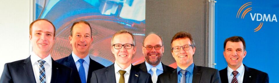 Der AG-Vorstand von links: Marc Kirchhoff (Trumpf), Nicolas Beyl (Krauss-Maffei), Matthias Graf (Dieffenbacher), Klaus-Peter Welsch (Geiss), Peter Egger (Engel Austria) und Jochen Schmidt (Karl Mayer Malimo). Ein weiteres Mitglied, Lothar Gräber von Schuler Pressen, war leider verhindert. Der AG-Vorstand von links: Marc Kirchhoff (Trumpf), Nicolas Beyl (Krauss-Maffei), Matthias Graf (Dieffenbacher), Klaus-Peter Welsch (Geiss), Peter Egger (Engel Austria) und Jochen Schmidt (Karl Mayer Malimo). Ein weiteres Mitglied, Lothar Gräber von Schuler Pressen, war leider verhindert.