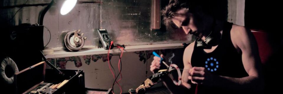 Was macht man, wenn man handwerklich begabt ist und ein Nerd? Genau: Man baut sich ein Exoskelett à la Iron Man. Was macht man, wenn man handwerklich begabt ist und ein Nerd? Genau: Man baut sich ein Exoskelett à la Iron Man.
