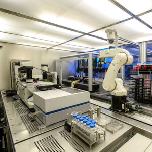 Die Innenansicht der Stem-Cell-Factory (zum Vergrößern siehe Bildergalerie): Mit der vollautomatischen Anlage zum Generieren von Stammzellen ist es Fraunhofer-Forschern gelungen, die Prozesssteuerung an das Wachstum der Zellen anzupassen. Damit haben sie ein adaptives System entwickelt, das sich für viele Branchen eignet. Die Innenansicht der Stem-Cell-Factory (zum Vergrößern siehe Bildergalerie): Mit der vollautomatischen Anlage zum Generieren von Stammzellen ist es Fraunhofer-Forschern gelungen, die Prozesssteuerung an das Wachstum der Zellen anzupassen. Damit haben sie ein adaptives System entwickelt, das sich für viele Branchen eignet.