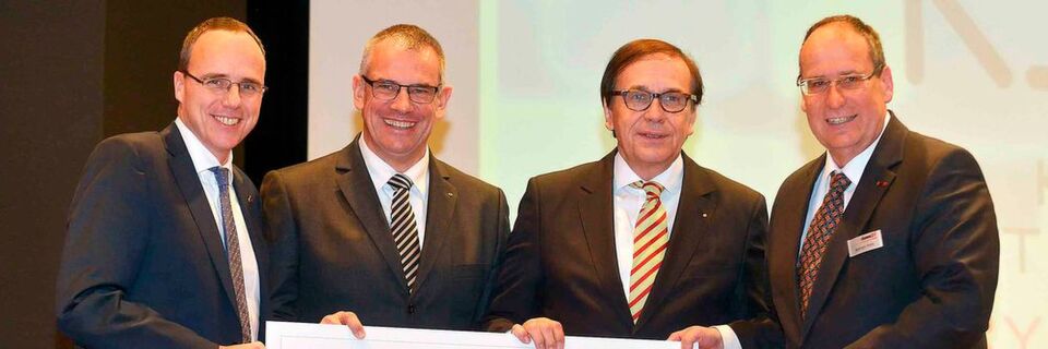 Innenminister Peter Beuth, Direktor Matthias Drexelius (Hessischer Landkreistag), Geschäftsführender Direktor Karl-Christian Schelzke (Hessischer Städte- und Gemeindebund) sowie Direktor Bertram Huke von der ekom21 (v.l.n.r.) Innenminister Peter Beuth, Direktor Matthias Drexelius (Hessischer Landkreistag), Geschäftsführender Direktor Karl-Christian Schelzke (Hessischer Städte- und Gemeindebund) sowie Direktor Bertram Huke von der ekom21 (v.l.n.r.)