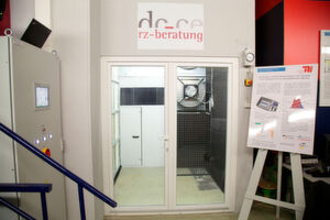Der Einsatz von Rauch zur Verdeutlichung der Luftströme im Kaltgang sind der Hit bei den Buschern des Forschungs- und Test-Datacenter. Doch derzeit befindet sich das RZ von DE-CE RZ-Beratung und dem Herman-Rietschel-Institut einer Umbaupause. Der Einsatz von Rauch zur Verdeutlichung der Luftströme im Kaltgang sind der Hit bei den Buschern des Forschungs- und Test-Datacenter. Doch derzeit befindet sich das RZ von DE-CE RZ-Beratung und dem Herman-Rietschel-Institut einer Umbaupause.