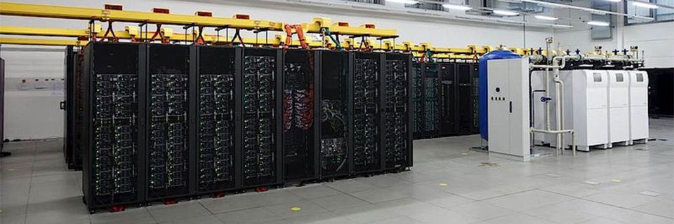 Beim Rechen-Cluster CooLMUC-2 sorgen sechs Adsorptionskältemaschinen von Sortech dafür, dass die beim Rechnen erzeugte Abwärme zur Kälteproduktion verwendet wird. Beim Rechen-Cluster CooLMUC-2 sorgen sechs Adsorptionskältemaschinen von Sortech dafür, dass die beim Rechnen erzeugte Abwärme zur Kälteproduktion verwendet wird.