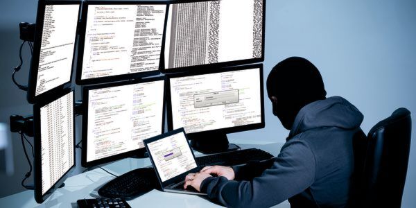 Je mehr vernetzte Medizingeräte und WLAN-Schnittstellen es im Gesundheitswesen gibt, desto mehr Angriffsflächen bieten sich den potentiellen Cyber-Angreifern. Je mehr vernetzte Medizingeräte und WLAN-Schnittstellen es im Gesundheitswesen gibt, desto mehr Angriffsflächen bieten sich den potentiellen Cyber-Angreifern.