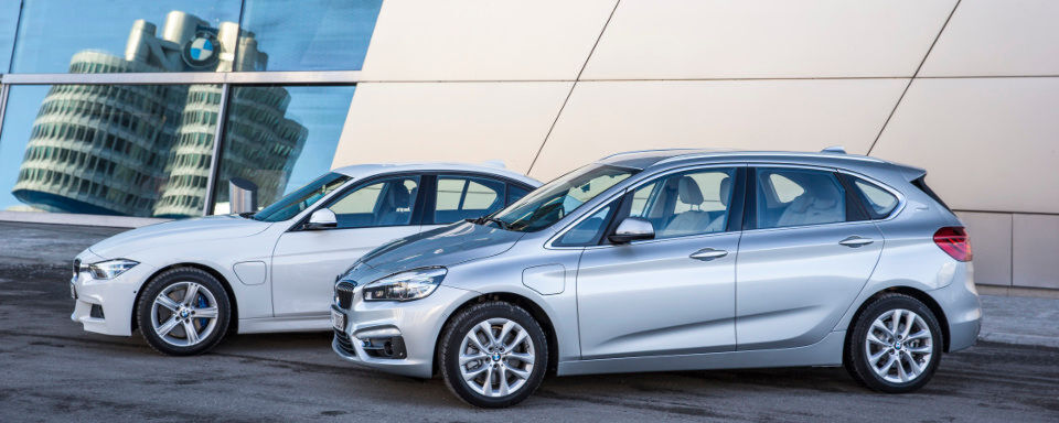 BMW macht das Volumensegment elektrisch: Mit dem 225xe und 330e wollen die Münchener zwei starke und sparsame Plug-in-Hybrid-Alternativen auf den Markt bringen. BMW macht das Volumensegment elektrisch: Mit dem 225xe und 330e wollen die Münchener zwei starke und sparsame Plug-in-Hybrid-Alternativen auf den Markt bringen.