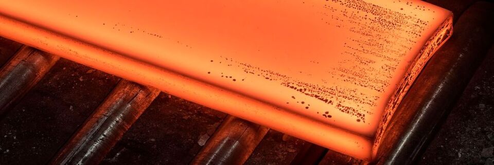 Zur Herstellung des Verbundwerkstoffs Tribond werden Brammen aus verschiedenen Stahlsorten miteinander warmgewalzt. Zur Herstellung des Verbundwerkstoffs Tribond werden Brammen aus verschiedenen Stahlsorten miteinander warmgewalzt.