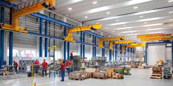 In der neuen Montagehalle von Burckhardt Compression in Winterthur sorgen unter anderem zwei Zweiträgerbrückenkrane und sieben Wandlaufkrane von Konecranes für einen reibungslosen Produktionsprozess. In der neuen Montagehalle von Burckhardt Compression in Winterthur sorgen unter anderem zwei Zweiträgerbrückenkrane und sieben Wandlaufkrane von Konecranes für einen reibungslosen Produktionsprozess.