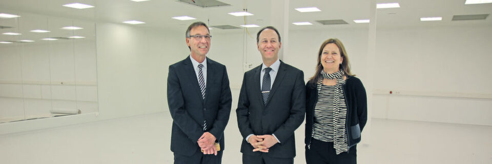 Ihnen steht die Vorfreude ins Gesicht geschrieben: (v.l.n.r.) Dr. Heiko Kaczorowski, Dr. Ralph Hermann und Dr. Birgit Fischer im neuen, noch leeren Reinraum von Inpac Medizintechnik. Ihnen steht die Vorfreude ins Gesicht geschrieben: (v.l.n.r.) Dr. Heiko Kaczorowski, Dr. Ralph Hermann und Dr. Birgit Fischer im neuen, noch leeren Reinraum von Inpac Medizintechnik.