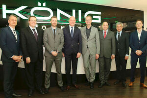 Bei der Vertragsunterzeichnung in der König Lounge: (v. li.) Danilo Meile (Brand Manager Jeep im Autohaus König), Oliver Materson, Jan Scheidgen, Udo Kirk (alle FCA), Dirk Steeger (Geschäftsführer Autohaus König), Roger Matz (Leiter Netzentwicklung bei König), Steffen Höpcke (Brand Manager Fiat, König), Marcel Diebert (Brand Manager Fiat Professional, König). Bei der Vertragsunterzeichnung in der König Lounge: (v. li.) Danilo Meile (Brand Manager Jeep im Autohaus König), Oliver Materson, Jan Scheidgen, Udo Kirk (alle FCA), Dirk Steeger (Geschäftsführer Autohaus König), Roger Matz (Leiter Netzentwicklung bei König), Steffen Höpcke (Brand Manager Fiat, König), Marcel Diebert (Brand Manager Fiat Professional, König).