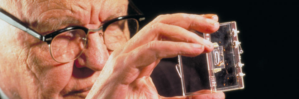 Der erste IC: Es war ein kleiner Baustein, den der Entwickler Jack Kilby 1959 in seinem Halbleiterlabor bei Texas Instruments einer kleinen Gruppe von Arbeitskollegen vorstellte. Auf einem Stück Germanium befanden sich ein Transistor, drei Widerstände und ein Kondensator. Der erste IC: Es war ein kleiner Baustein, den der Entwickler Jack Kilby 1959 in seinem Halbleiterlabor bei Texas Instruments einer kleinen Gruppe von Arbeitskollegen vorstellte. Auf einem Stück Germanium befanden sich ein Transistor, drei Widerstände und ein Kondensator.