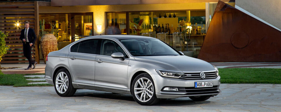 Die Abgas-Affäre hat das Image des VW-Konzerns beschädigt. Laut einer Umfrage der Deutschen Automobil Treuhand würden sich jedoch nur neun Prozent der VW-Fahrer deshalb keinen Volkswagen mehr kaufen. Die Abgas-Affäre hat das Image des VW-Konzerns beschädigt. Laut einer Umfrage der Deutschen Automobil Treuhand würden sich jedoch nur neun Prozent der VW-Fahrer deshalb keinen Volkswagen mehr kaufen.