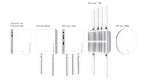 Die komplette Familie der professionellen WLAN-Access-Points von Devolo. Der WiFi pro 1750 x mit den sechs Antennen ist für eine Mastmontage gedacht, der runde WiFi pro 1750 c für die Deckenmontage. Die komplette Familie der professionellen WLAN-Access-Points von Devolo. Der WiFi pro 1750 x mit den sechs Antennen ist für eine Mastmontage gedacht, der runde WiFi pro 1750 c für die Deckenmontage.