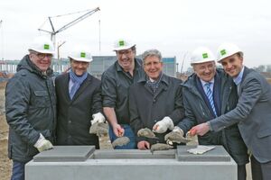 (Von links): Jean-Marc Willer, Bürgermeister der Stadt Erstein, Markus Ibert, Geschäftsführer des Industrie- und Gewerbezentrums (IGZ) Raum Lahr, Dr. Christoph Stark, Vice President Logistics, Zalando SE, Dr. Wolfgang G. Müller, Oberbürgermeister der Stadt Lahr, Peter Hofelich, Staatssekretär des Landes Baden-Württemberg, Jordan Corynen, Goodman Regional Director DACH. (Von links): Jean-Marc Willer, Bürgermeister der Stadt Erstein, Markus Ibert, Geschäftsführer des Industrie- und Gewerbezentrums (IGZ) Raum Lahr, Dr. Christoph Stark, Vice President Logistics, Zalando SE, Dr. Wolfgang G. Müller, Oberbürgermeister der Stadt Lahr, Peter Hofelich, Staatssekretär des Landes Baden-Württemberg, Jordan Corynen, Goodman Regional Director DACH.