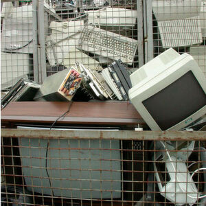 Elektronikschrott in einer Recyclingfabrik: Eine Studie des Umweltbundesamts (UBA) hat die sogenannte „geplante Obsoleszenz“ von Elektronikgeräten nicht nachweisen können. Dennoch regt das UBA ein Mindesthaltbarkeitsdatum für die Geräte an. Elektronikschrott in einer Recyclingfabrik: Eine Studie des Umweltbundesamts (UBA) hat die sogenannte „geplante Obsoleszenz“ von Elektronikgeräten nicht nachweisen können. Dennoch regt das UBA ein Mindesthaltbarkeitsdatum für die Geräte an.