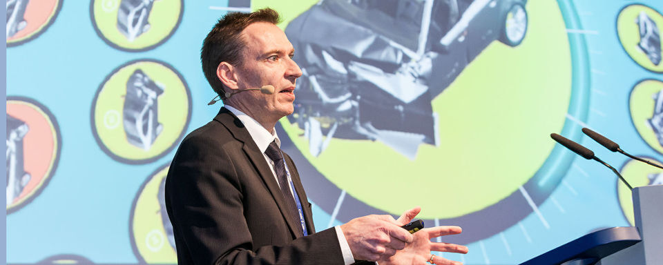Auf dem »Automobil Industrie« Leichtbau-Gipfel 2016 präsentiert Dr.-Ing. Lars Fredriksson, für unseren Kongresspartner Altair, Lösungen für den Leichtbau. Auf dem »Automobil Industrie« Leichtbau-Gipfel 2016 präsentiert Dr.-Ing. Lars Fredriksson, für unseren Kongresspartner Altair, Lösungen für den Leichtbau.