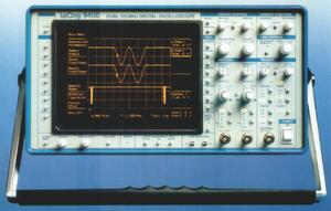 LeCroy präsentiert 1985 sein erstes Oszilloskop - und erregte mit dem Modell 9400 großes Aufsehen, weil dieses Gerät sowohl einen umfangreichen Speicher als auch ein großes Vektor-Display für scharfe, kontrastreiche Bilder bot. LeCroy präsentiert 1985 sein erstes Oszilloskop - und erregte mit dem Modell 9400 großes Aufsehen, weil dieses Gerät sowohl einen umfangreichen Speicher als auch ein großes Vektor-Display für scharfe, kontrastreiche Bilder bot.
