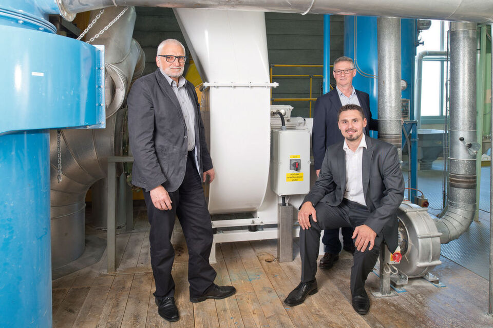 Peter Hofer, UFA (links), Viktor Borner, Bühler (im Hintergrund), und Patrik Herburger-Rauter vor der Neuinstallation. Peter Hofer, UFA (links), Viktor Borner, Bühler (im Hintergrund), und Patrik Herburger-Rauter vor der Neuinstallation.